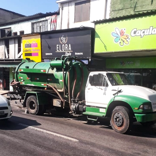 foto do caminhão estacionado em frente a uma loja da caçula