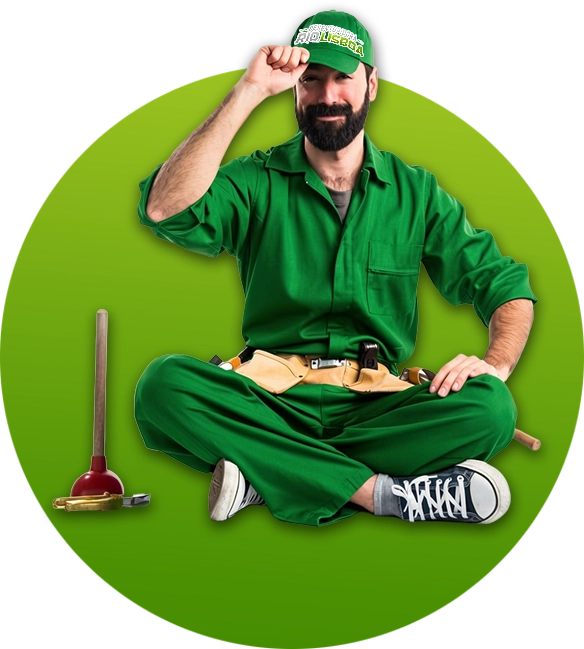 Imagem de um profissional, de jaleco e boné verde, sentado e sorrindo