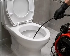 imagem de um profissional desentupindo um vaso
